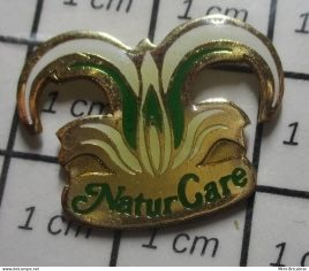 1818A Pin's Pins / Beau Et Rare / MARQUES / FLEUR TROPICALE BLANCHE ORCHIDEE ? NATURCARE - Trademarks