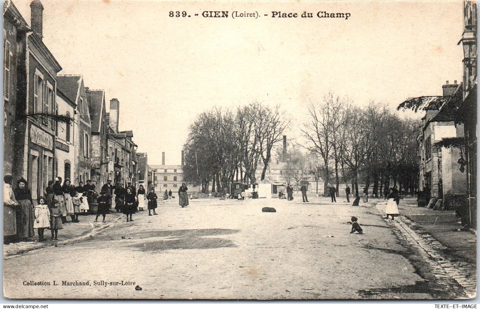 45 GIEN - La Place Du Champ. - Gien