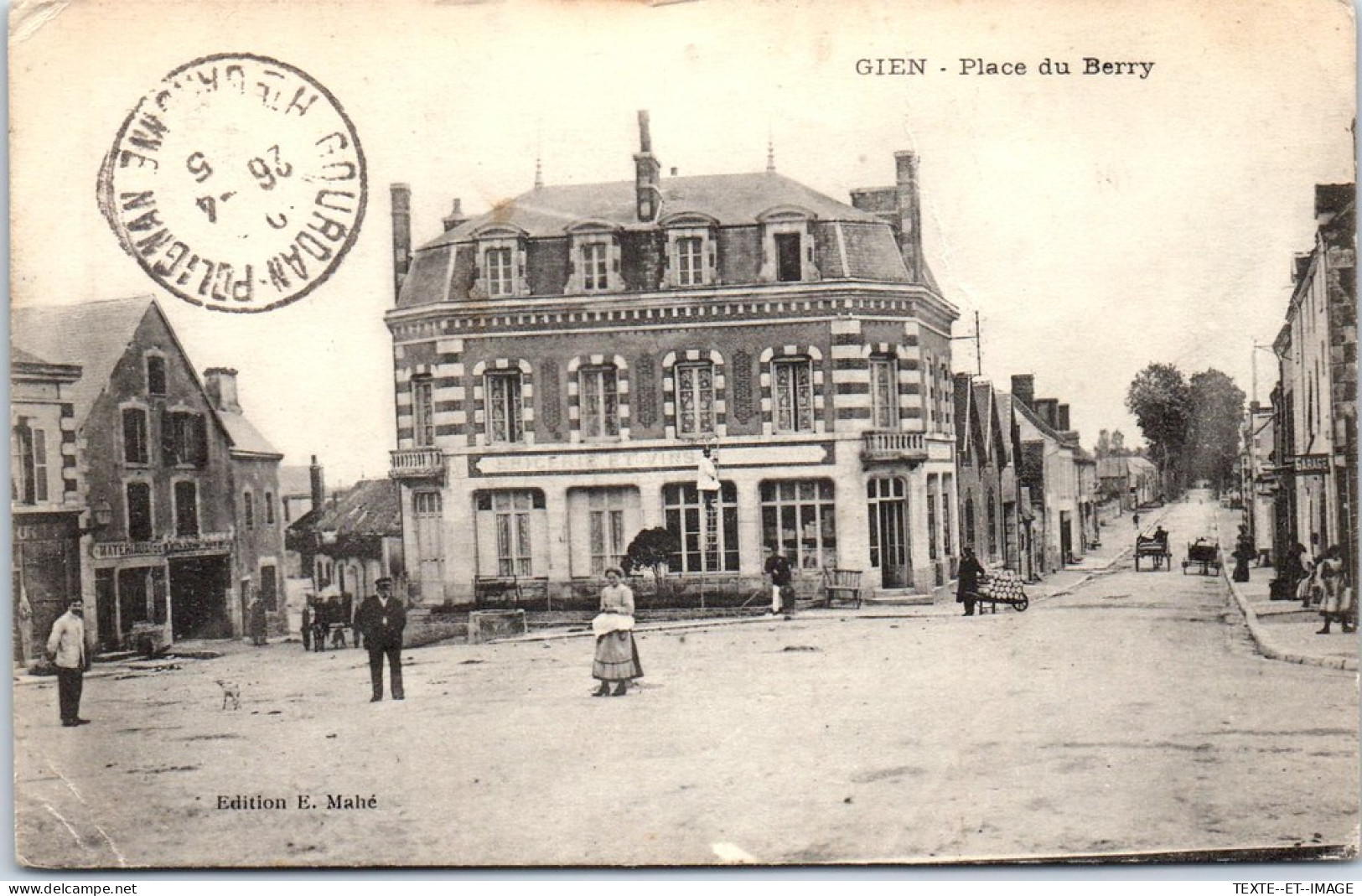 45 GIEN - La Place Du Berry (plis) - Gien