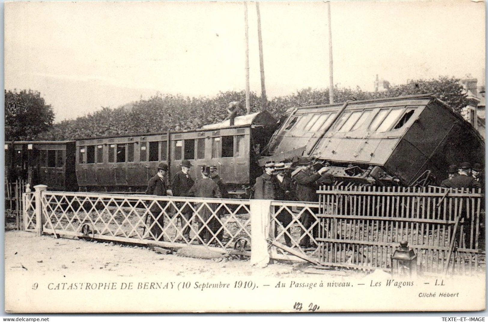27 BERNAY - Catastrophe De 1910, Wagons Au Passage A Niveau  - Bernay