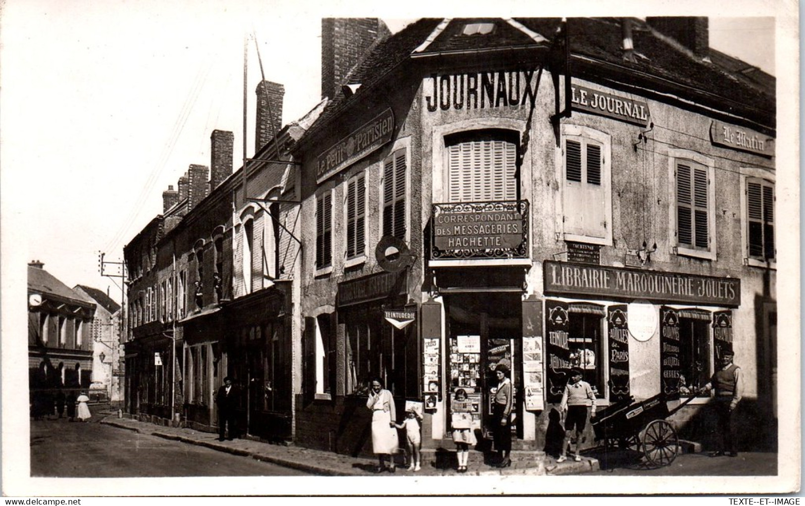 45 COURTENAY - La Rue Villeneuve  - Courtenay