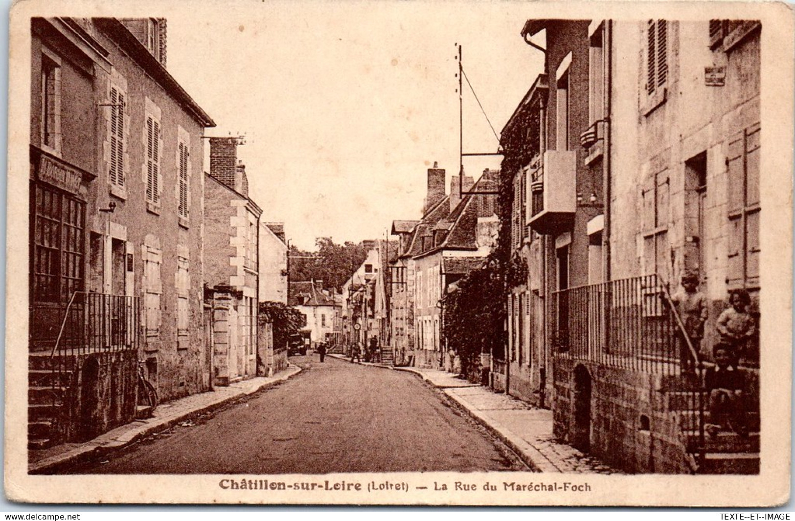 45 CHATILLON SUR LOIRE - La Rue Du Maréchal Foch  - Chatillon Sur Loire