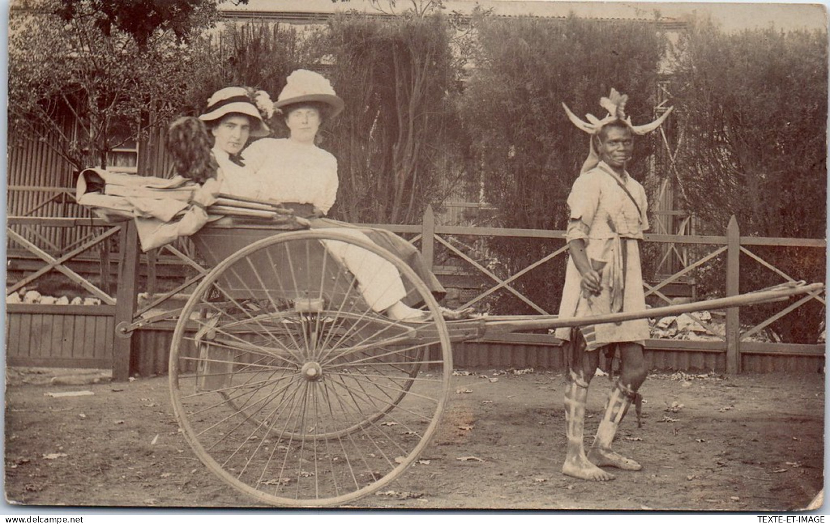 INDONESIE - CARTE PHOTO - Deux Femmes Dans Un Pousse Pousse  - Indonesia