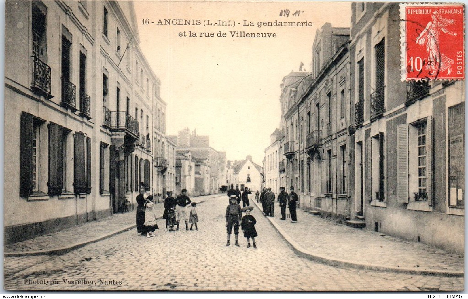 44 ANCENIS - La Gendarmerie Et La Rue De Villeneuve  - Ancenis