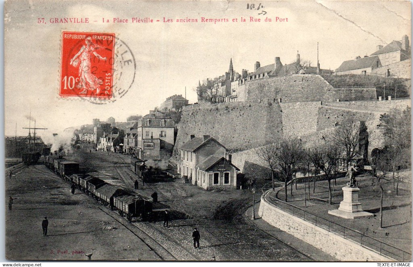 50 GRANVILLE - La Place Pleville, Et Les Remparts (plis) - Granville