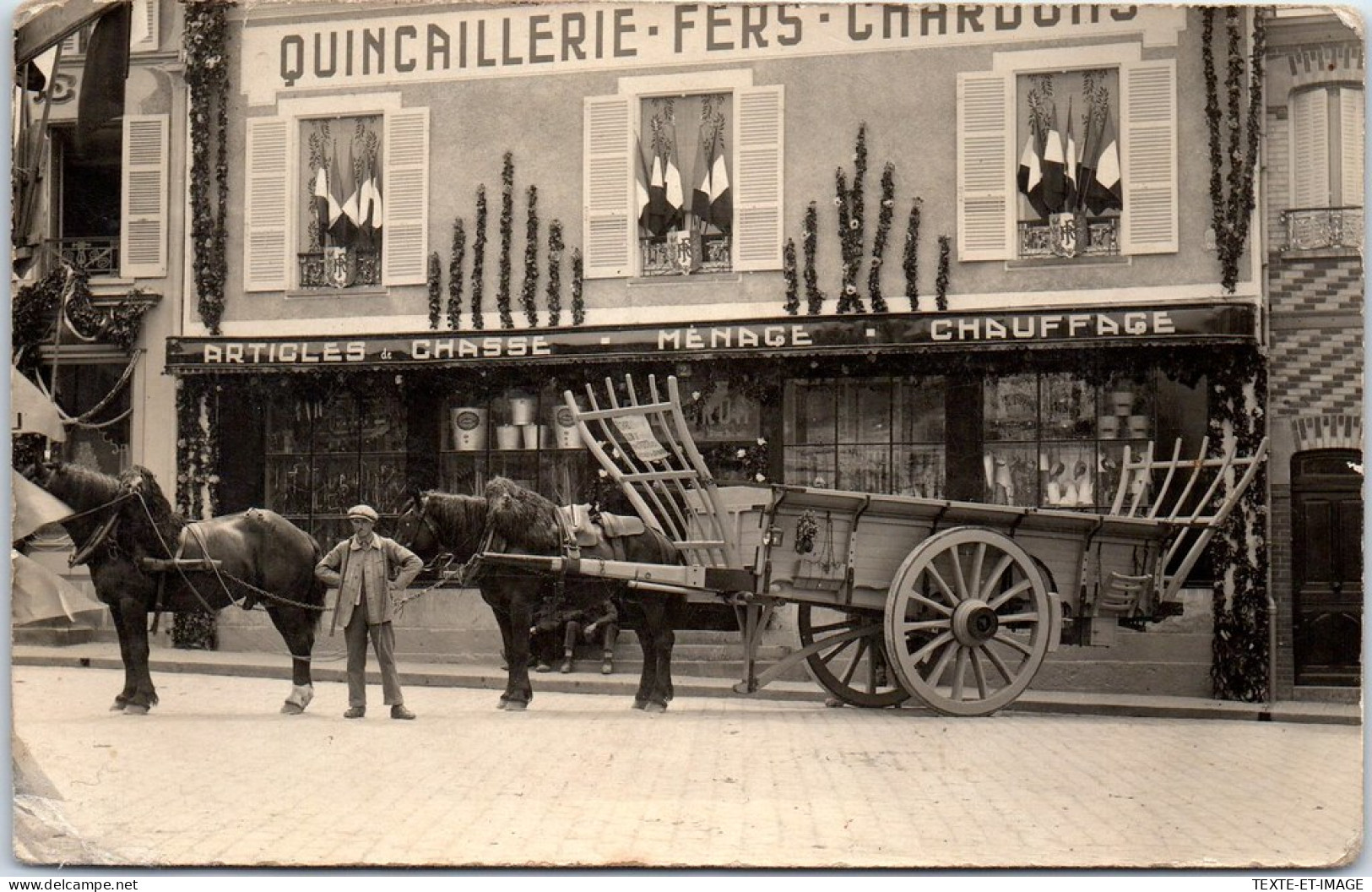 28 AUNEAU - CARTE PHOTO - Place Du Marche Ets L DAGRON.  - Auneau