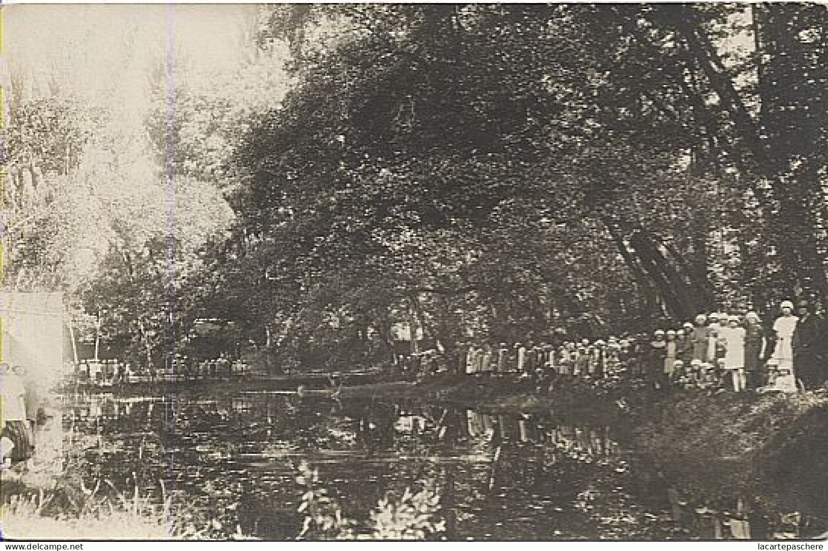 X114952 RARE SAVOIE CHAMBERY ? GROUPES DE PERSONNES AUTOUR D' UNE PIECE D' EAU EDITEUR GRIMAL PHOTO CHAMBERY - Chambery