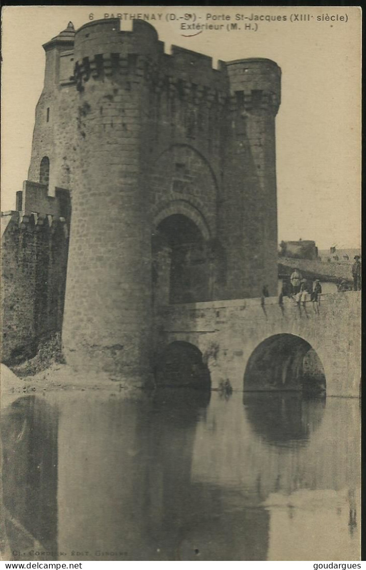 Parthenay - Porte St-Jacques (XIIIe Siècle) Extérieur - (P) - Parthenay