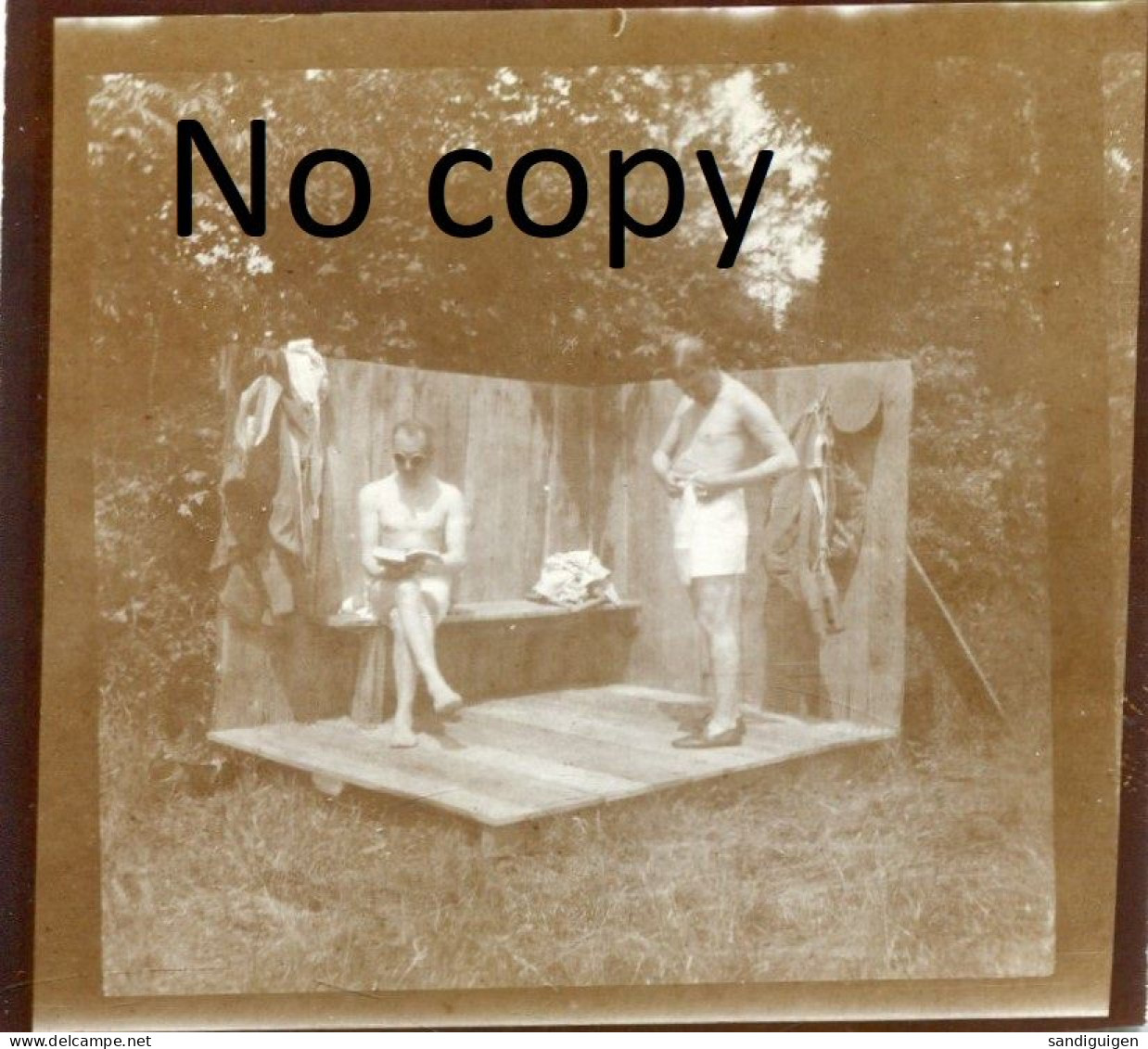 PHOTO ALLEMANDE DU 2 G. Zu FUSS  SOLDATS AU BAIN DE SOLEIL A LA POTIERE A LASSIGNY PRES THIESCOURT OISE GUERRE 1914 1918 - Guerra, Militari