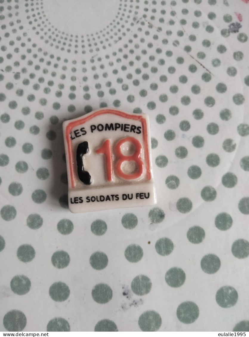 Feve Plate Les Soldats Du Feu 18 Les Pompiers - Sonstige & Ohne Zuordnung