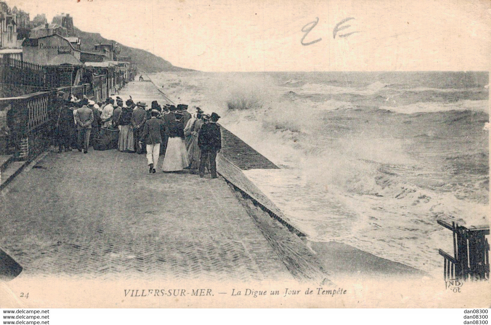 14 VILLERS SUR MER LA DIGUE UN JOUR DE TEMPETE - Villers Sur Mer