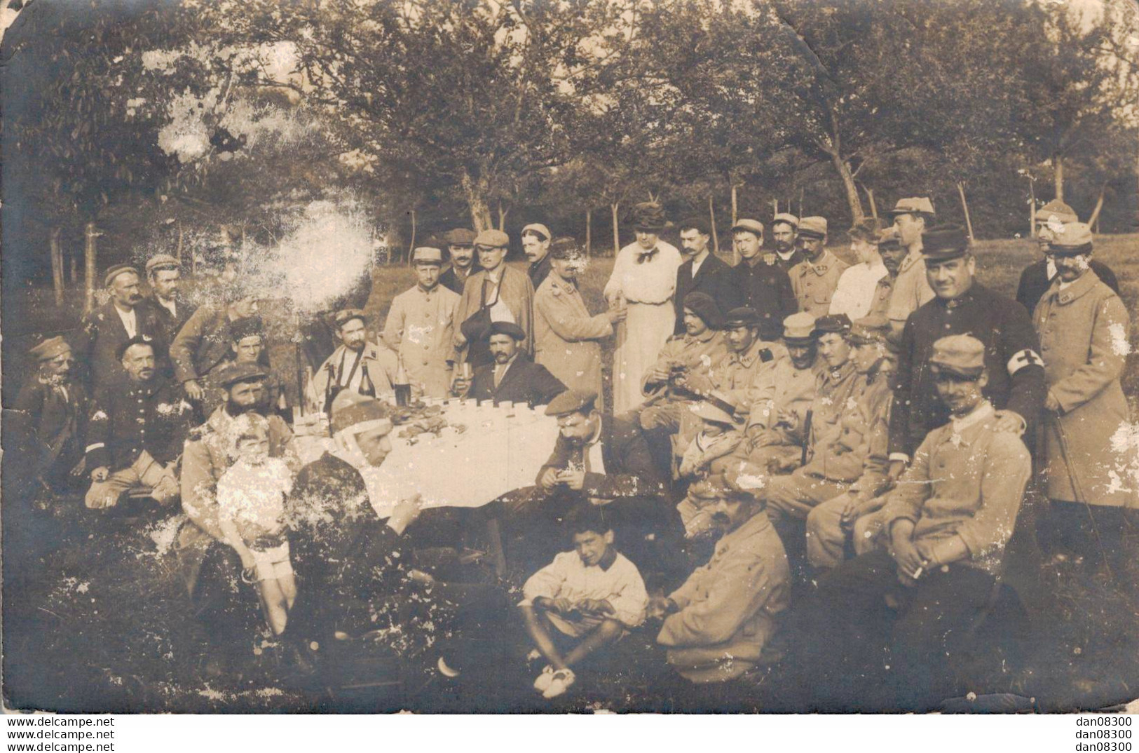 CARTE PHOTO NON IDENTIFIEE REPRESENTANT DES SOLDATS BLESSES EN 1915 BUVANT UN COUP DEHORS - A Identifier