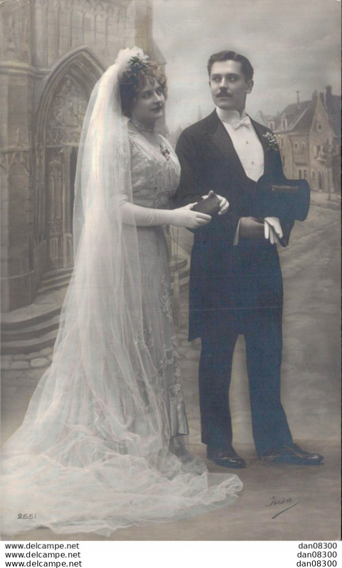 CARTE PHOTO NON IDENTIFIEE REPRESENTANT UN COUPLE LE JOUR DU MARIAGE POSANT DANS UN STUDIO PHOTO - To Identify