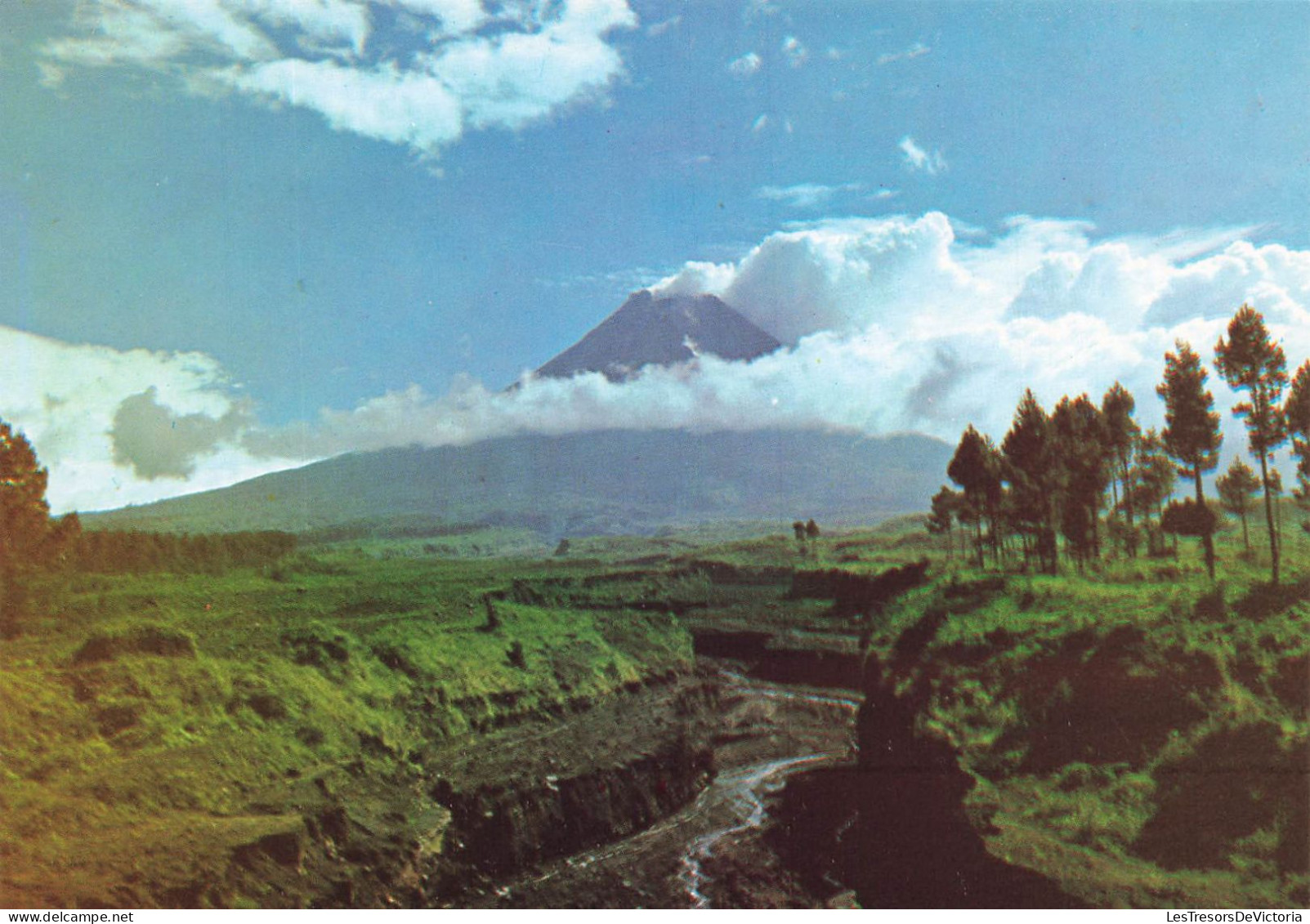 INDONESIE - A View Of The Merapi Volcano From Jurang Jero Near Yogyakarta - Indonesia - Carte Postale - Indonesia