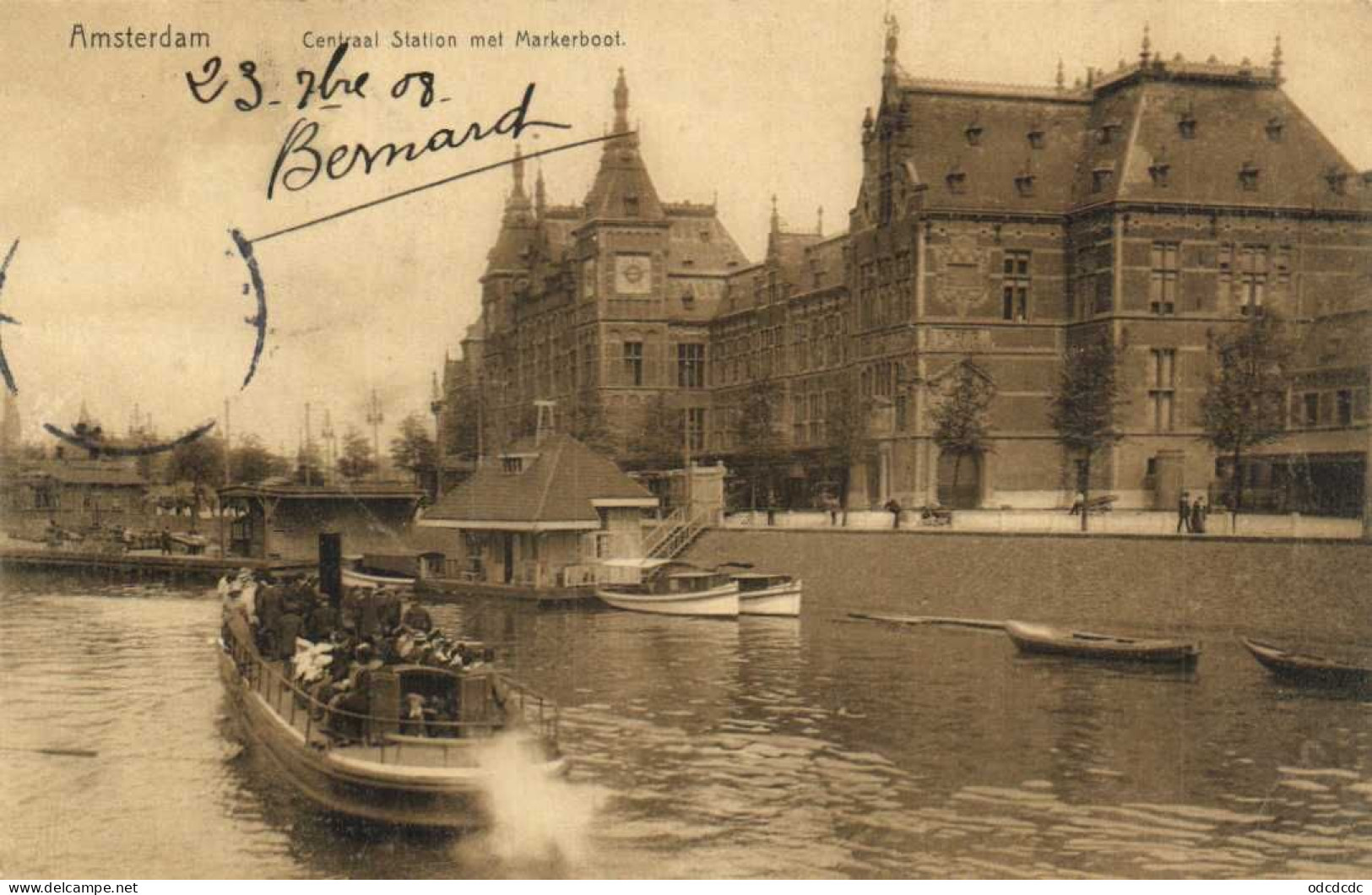 Amsterdam Central Station Met Markenboot RV - Amsterdam