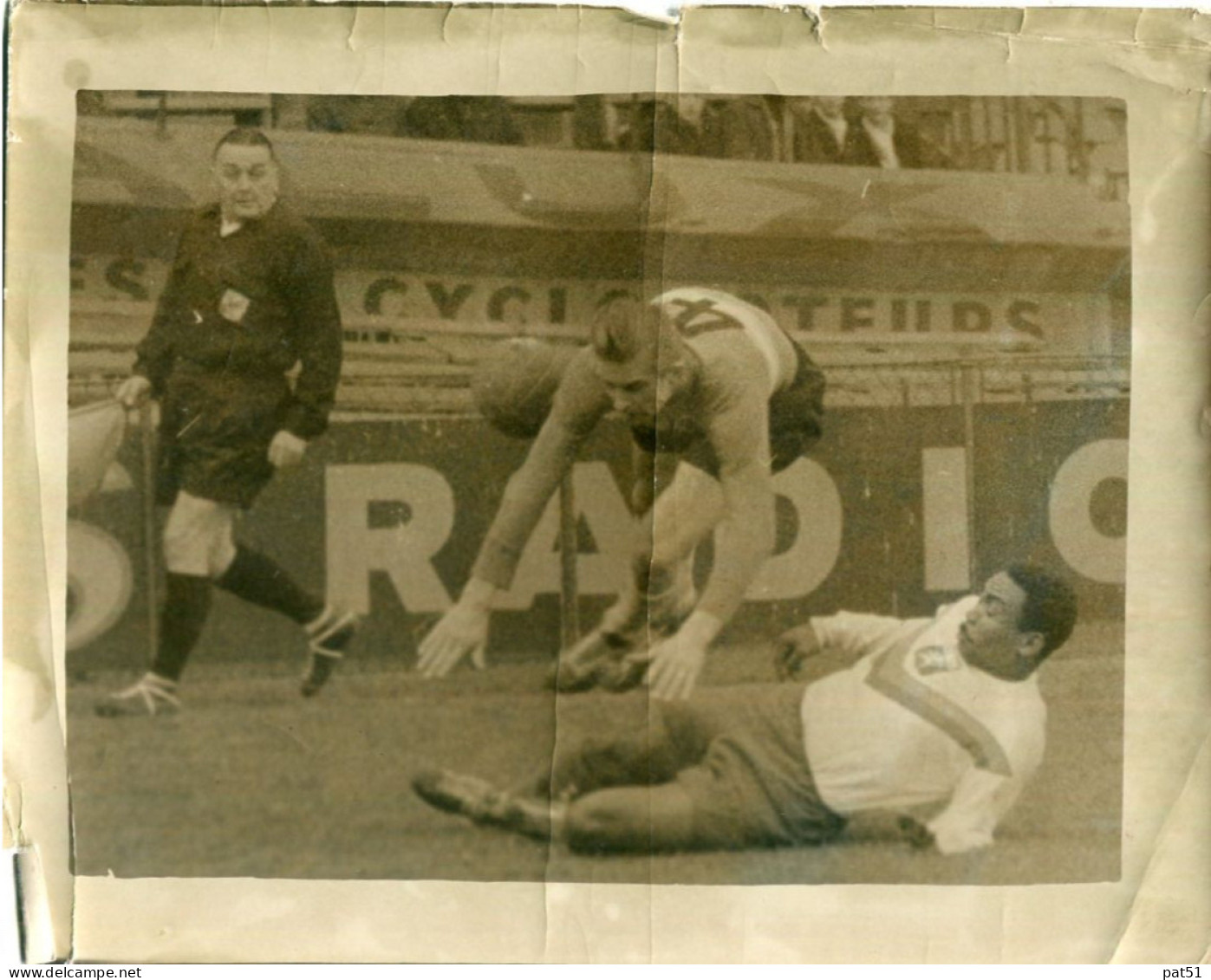 SPORTS - FOOTBALL : Photo - RACING PARIS Vs LYON / UGORENKO Vs NINEL - 1962 ? - Soccer