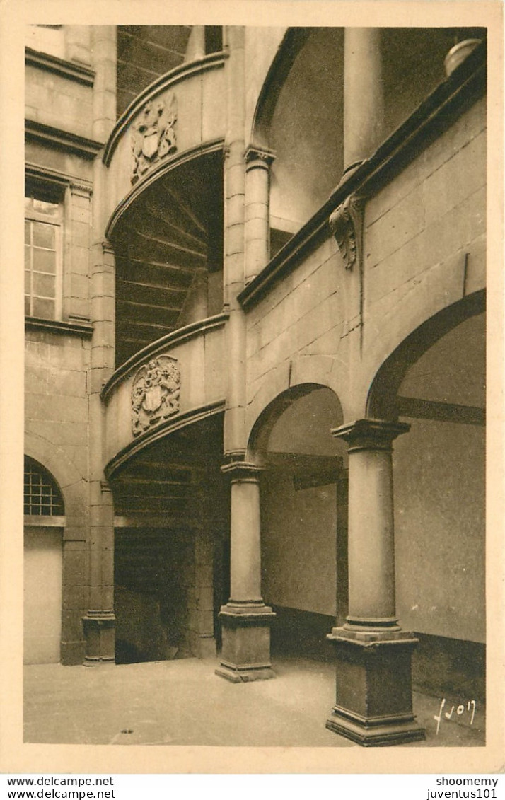 CPA Mont-Ferrand-Cour Et Escalier De L'hôtel D'Albiat Et Du Sire De Beaujeu    L1071 - Autres & Non Classés