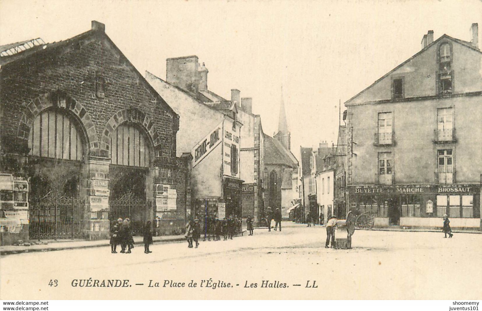 CPA Guérande-La Place De L'église-Les Halles    L1491 - Guérande