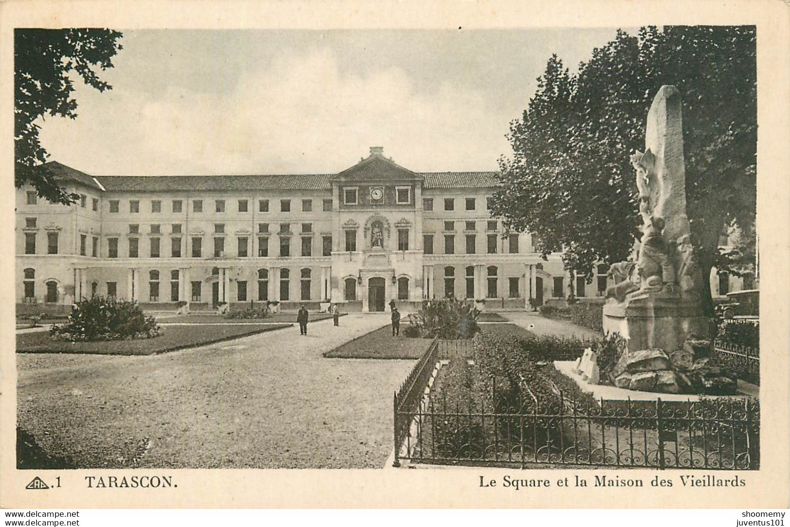 CPA Tarascon-Le Square Et La Maison Des Vieillards    L1584 - Tarascon