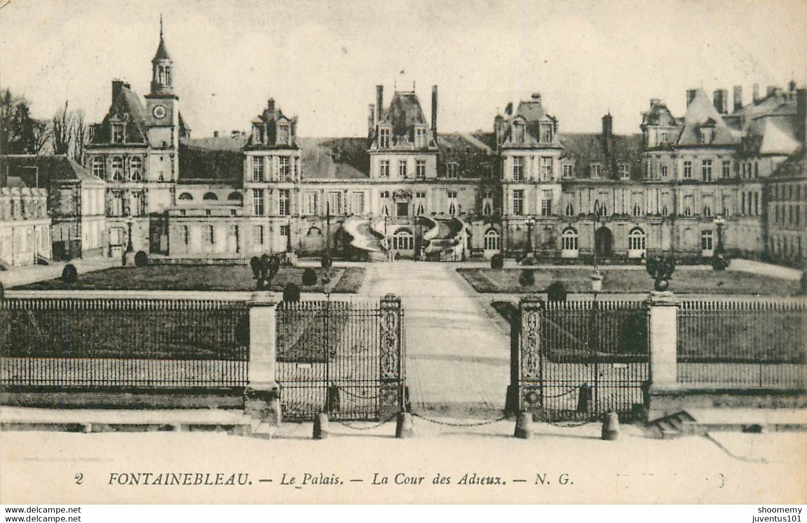 CPA Fontainebleau-Le Palais-Cour Des Adieux-2      L1824 - Fontainebleau