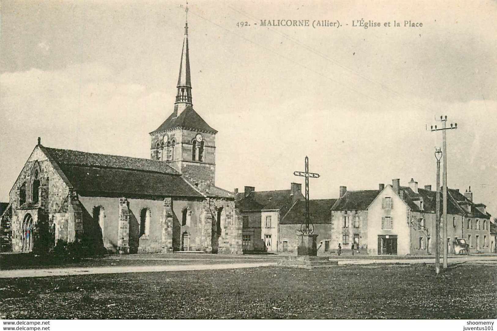 CPA Malicorne-L'église Et La Place-492      L2075 - Andere & Zonder Classificatie