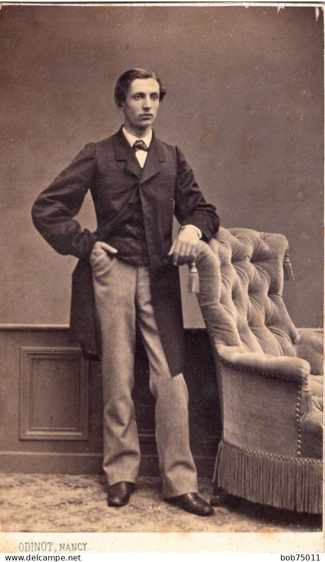 Photo CDV D'un Homme élégant Louis Mansuy Posant Dans Un Studio Photo En 1858 A Nancy - Ancianas (antes De 1900)