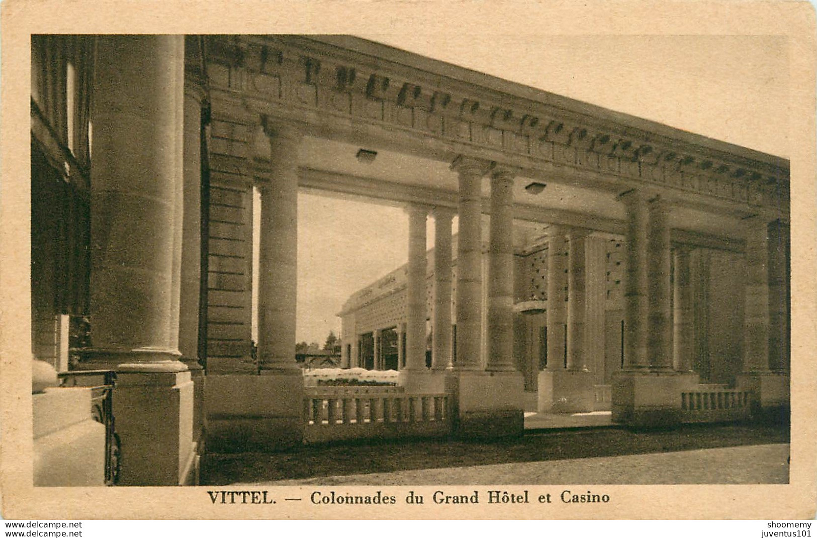 CPA Vittel-Colonnades Du Grand Hôtel Et Casino       L2206 - Contrexeville