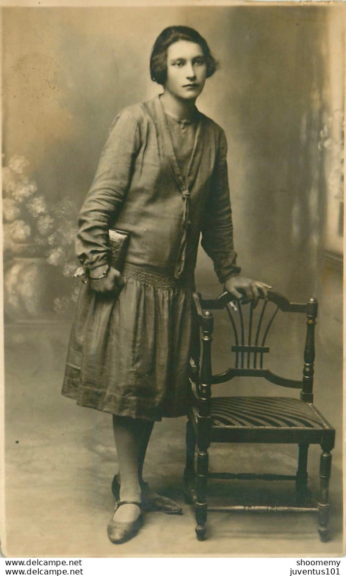 CPA Illustration à Identifier-Femme-Chaise    L2296 - 1900-1949
