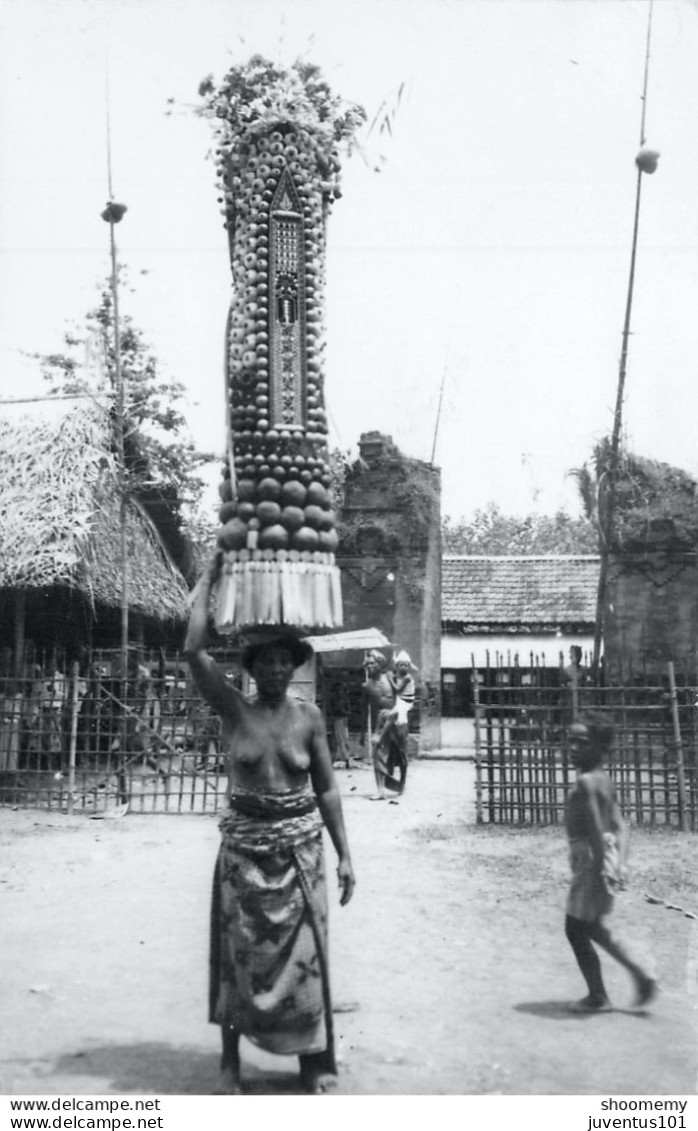 CPSM Bali-Offrandes à Bouddha-Femme Seins Nus-TRES RARE     L2377 - Indonésie