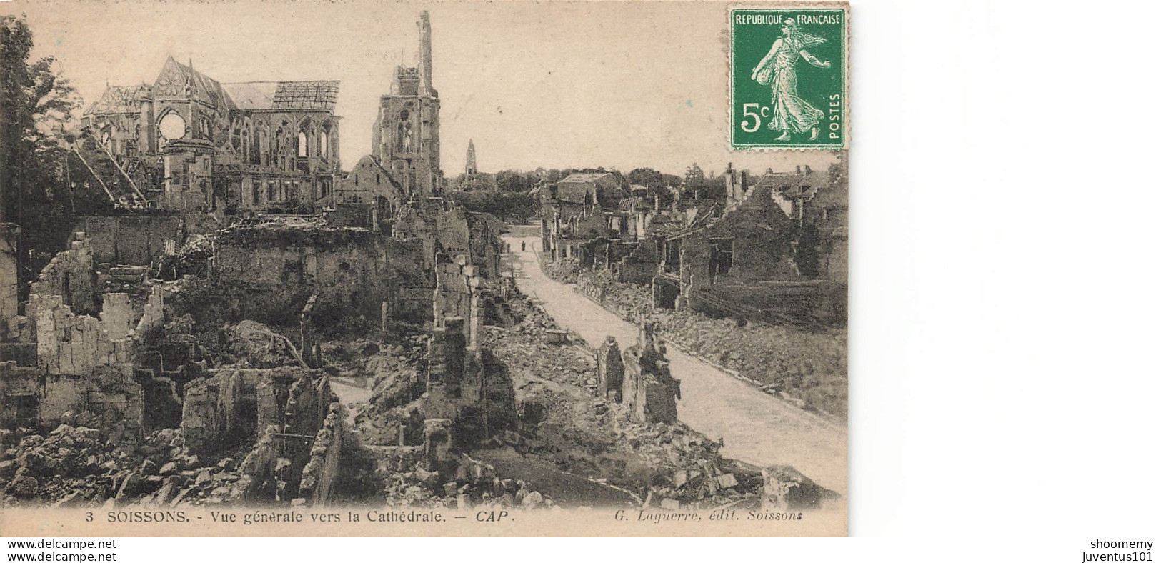 CPA Soissons-Vue Générale Vers La Cathédrale-3-Timbre     L2420 - Soissons