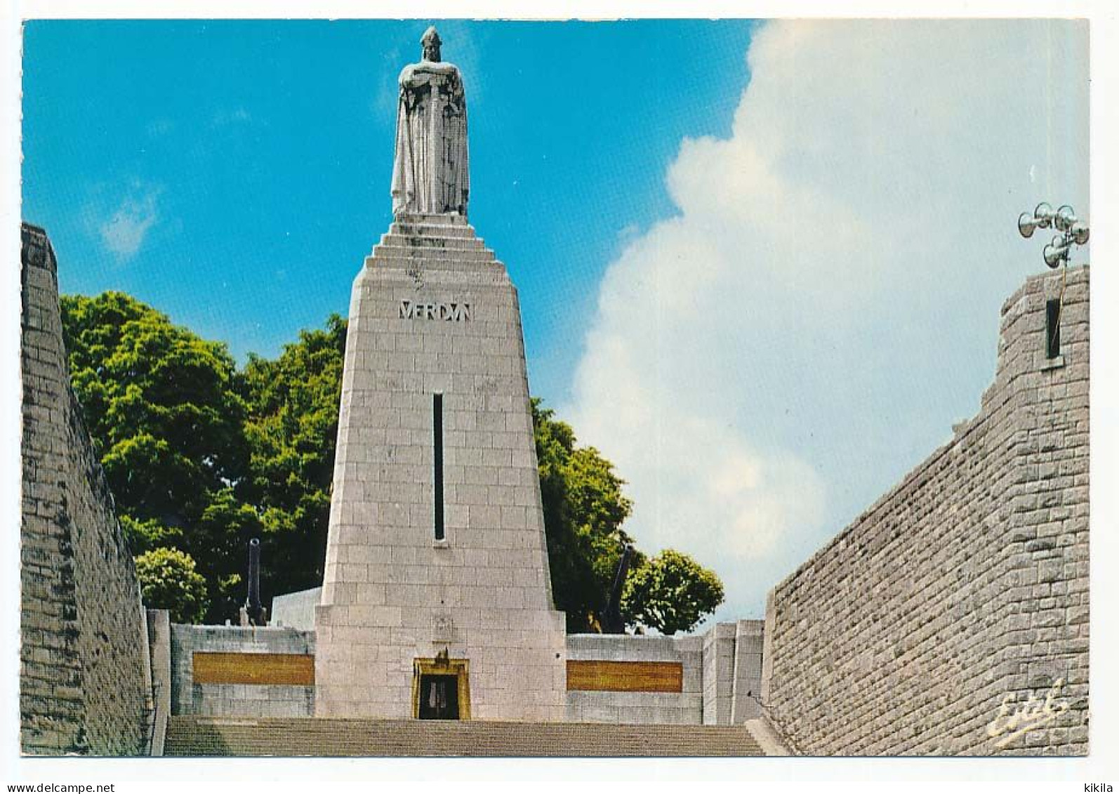 CPSM / CPM 10,5 X 15 Meuse VERDUN Et Les Champs De Bataille - Monument De La Victoire Des Soldats De Verdun - Verdun