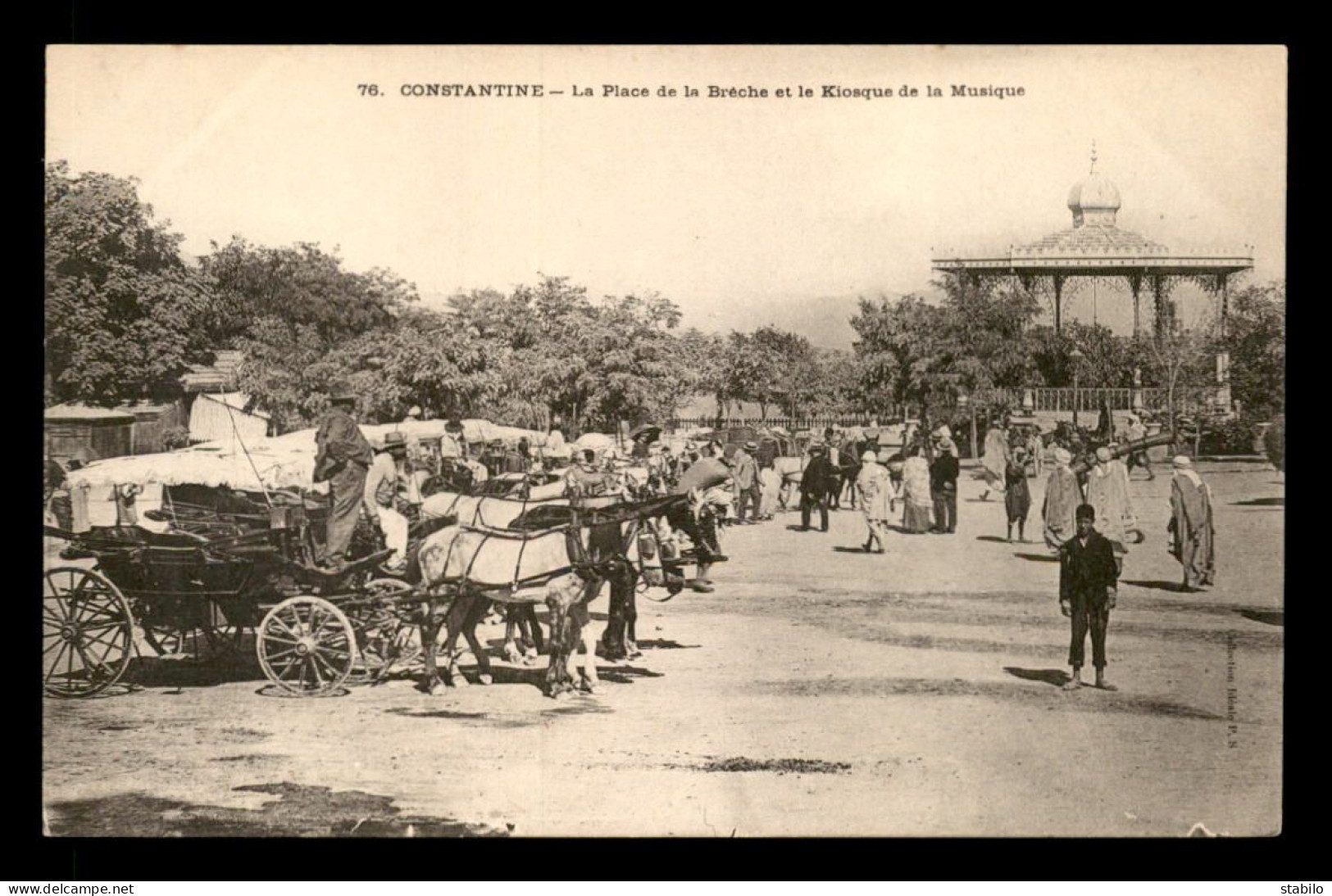 ALGERIE - CONSTANTINE - LA PLACE DE LA BRECHE ET LE KIOSQUE DE LA MUSIQUE - CALECHES - Constantine