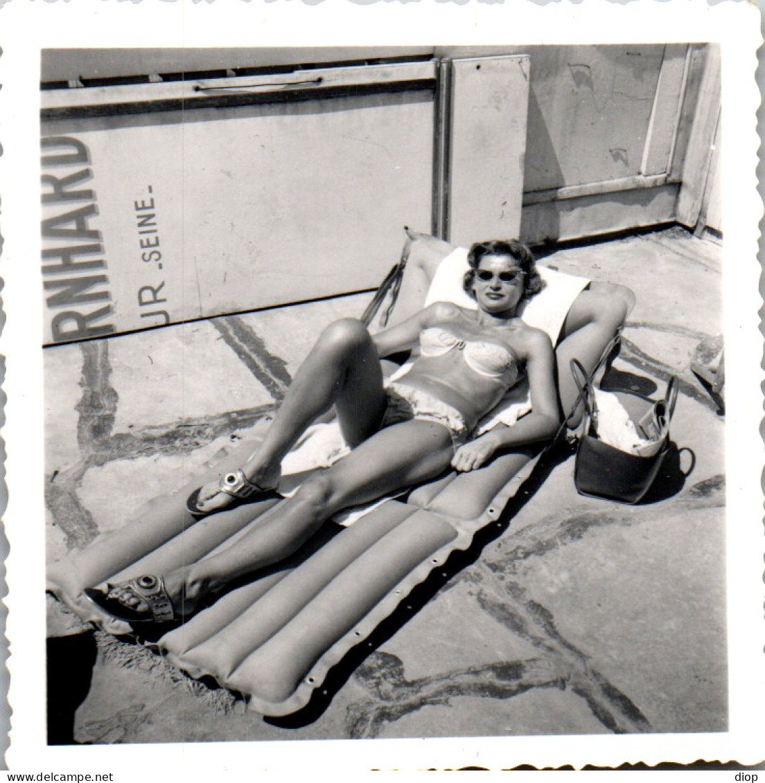 Photographie Photo Vintage Snapshot Amateur  Femme Bikini Matelas Pneumatique  - Sonstige & Ohne Zuordnung