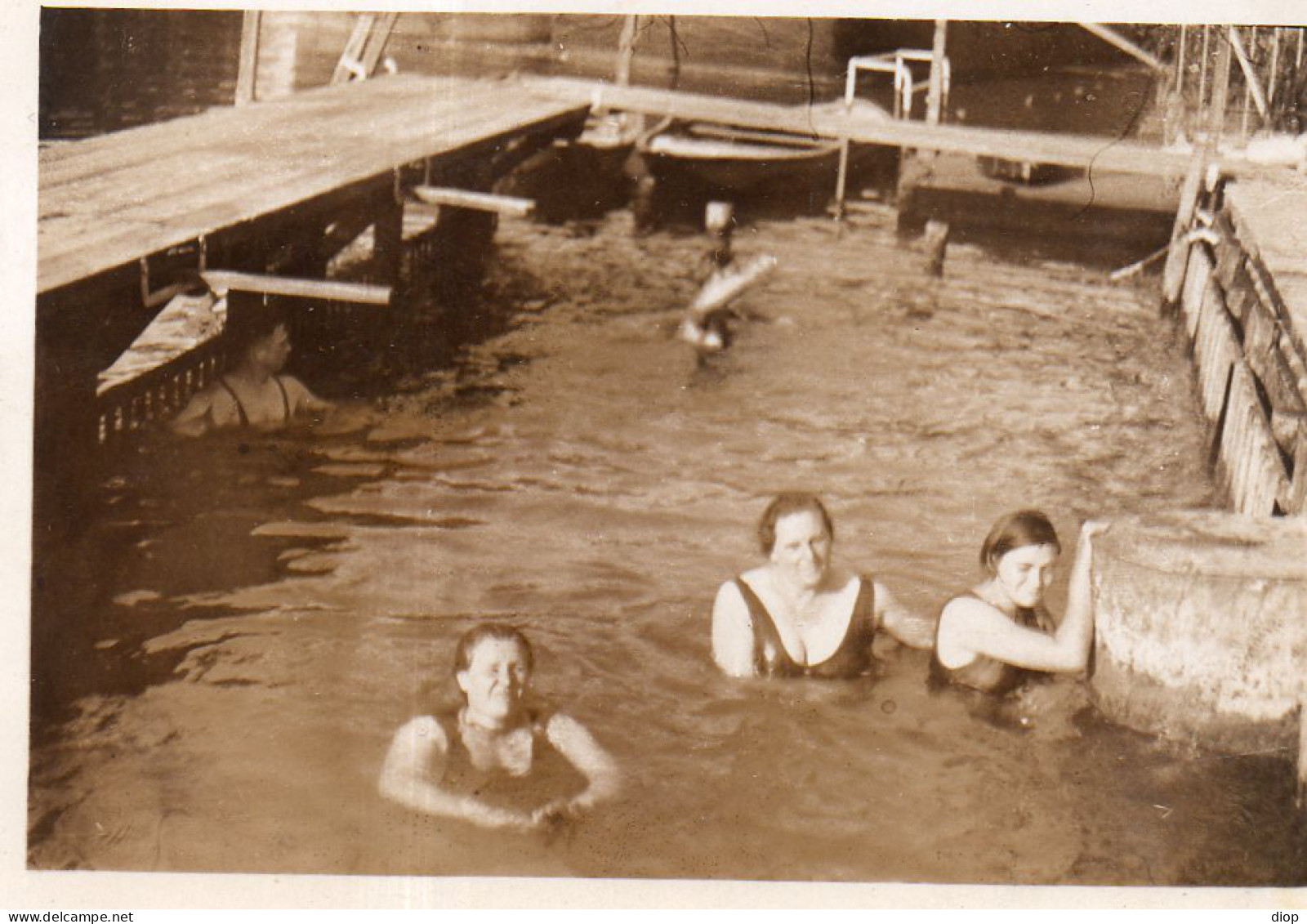 Photographie Photo Vintage Snapshot Piscine Swimming Pool Maillot Bain - Sonstige & Ohne Zuordnung