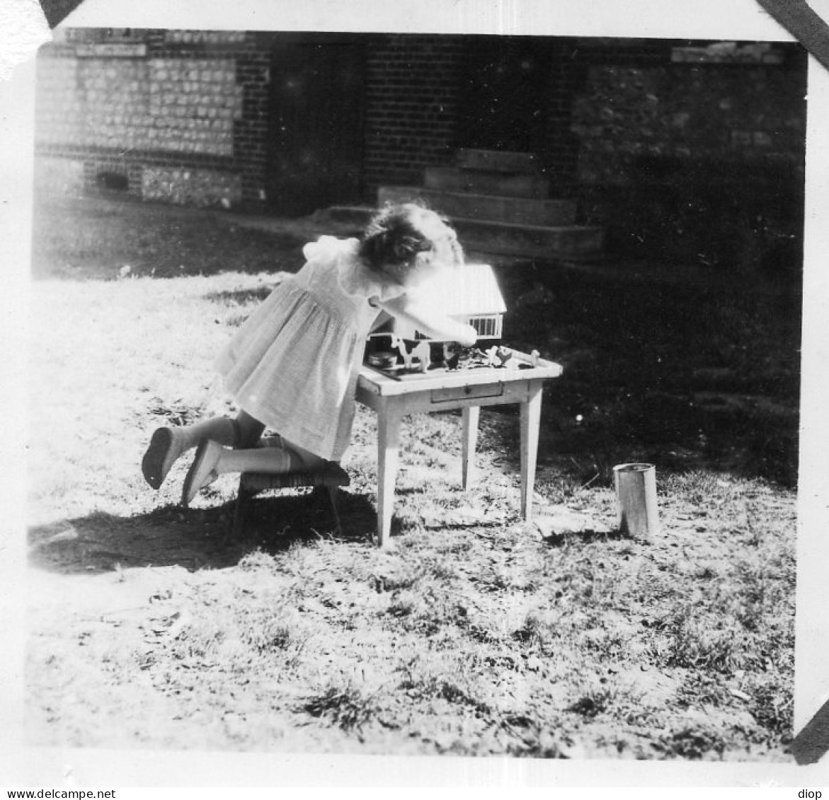 Photographie Photo Vintage Snapshot Enfant Fillette Jouet Toy - Anonymous Persons