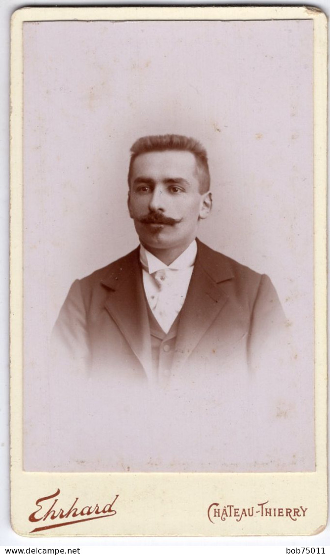 Photo CDV D'un Homme élégant Posant Dans Un Studio Photo A Chateau-Thierry - Alte (vor 1900)