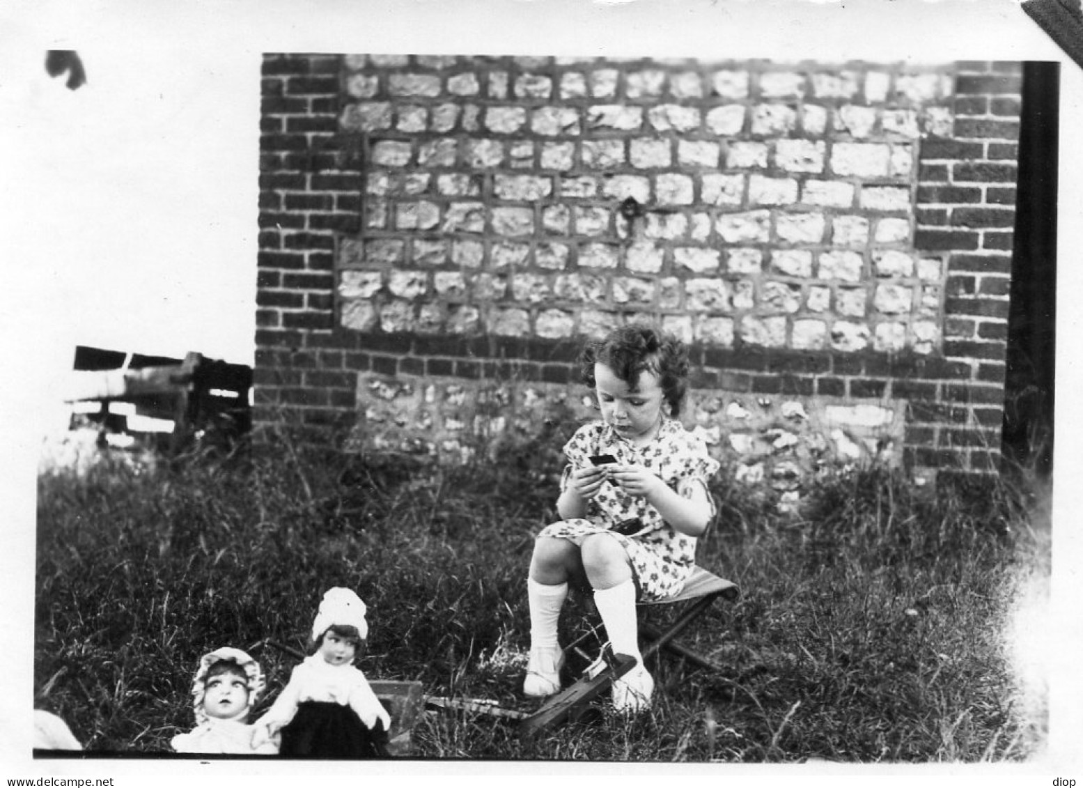 Photographie Photo Vintage Snapshot Enfant Fillette Poup&eacute;e Doll Jouet Toy - Anonyme Personen