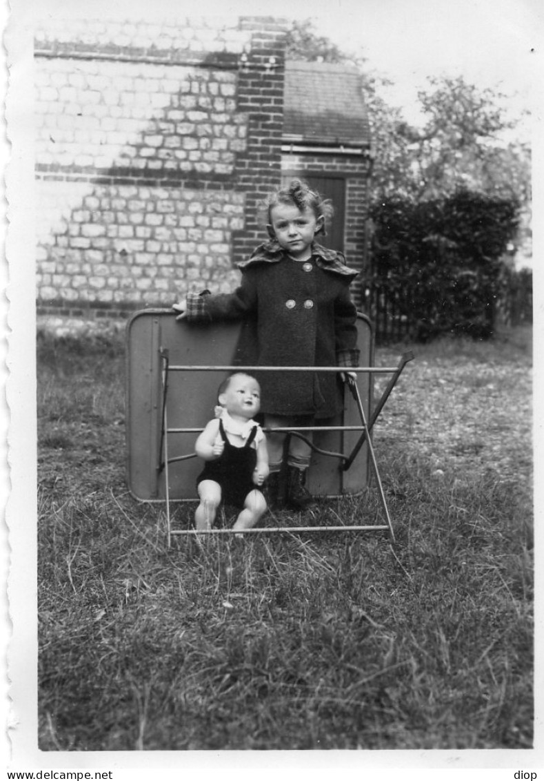 Photographie Photo Vintage Snapshot Enfant Fillette Poup&eacute;e Baigneur Doll - Anonymous Persons
