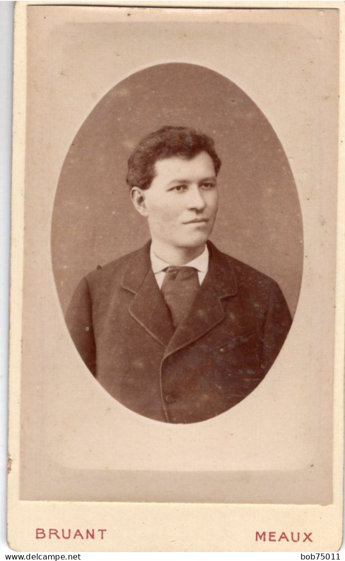 Photo CDV D'un Homme élégant Posant Dans Un Studio Photo A Meaux - Oud (voor 1900)