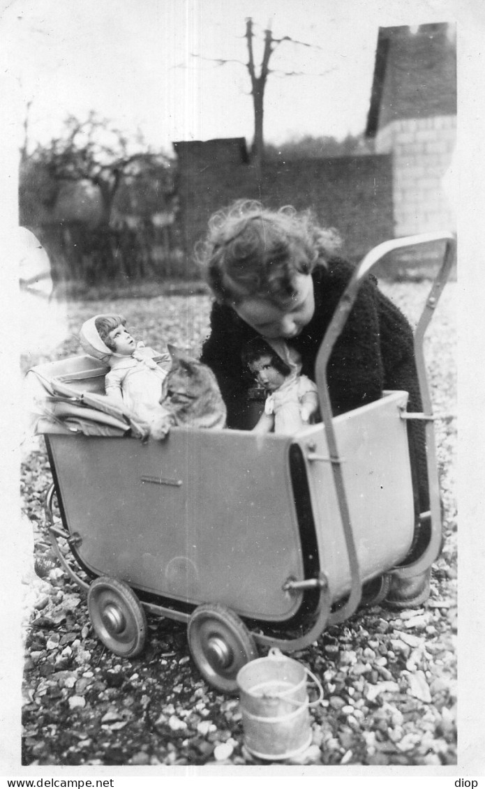 Photographie Photo Vintage Snapshot Landau Poussette Enfant Poup&eacute;e Doll - Anonymous Persons
