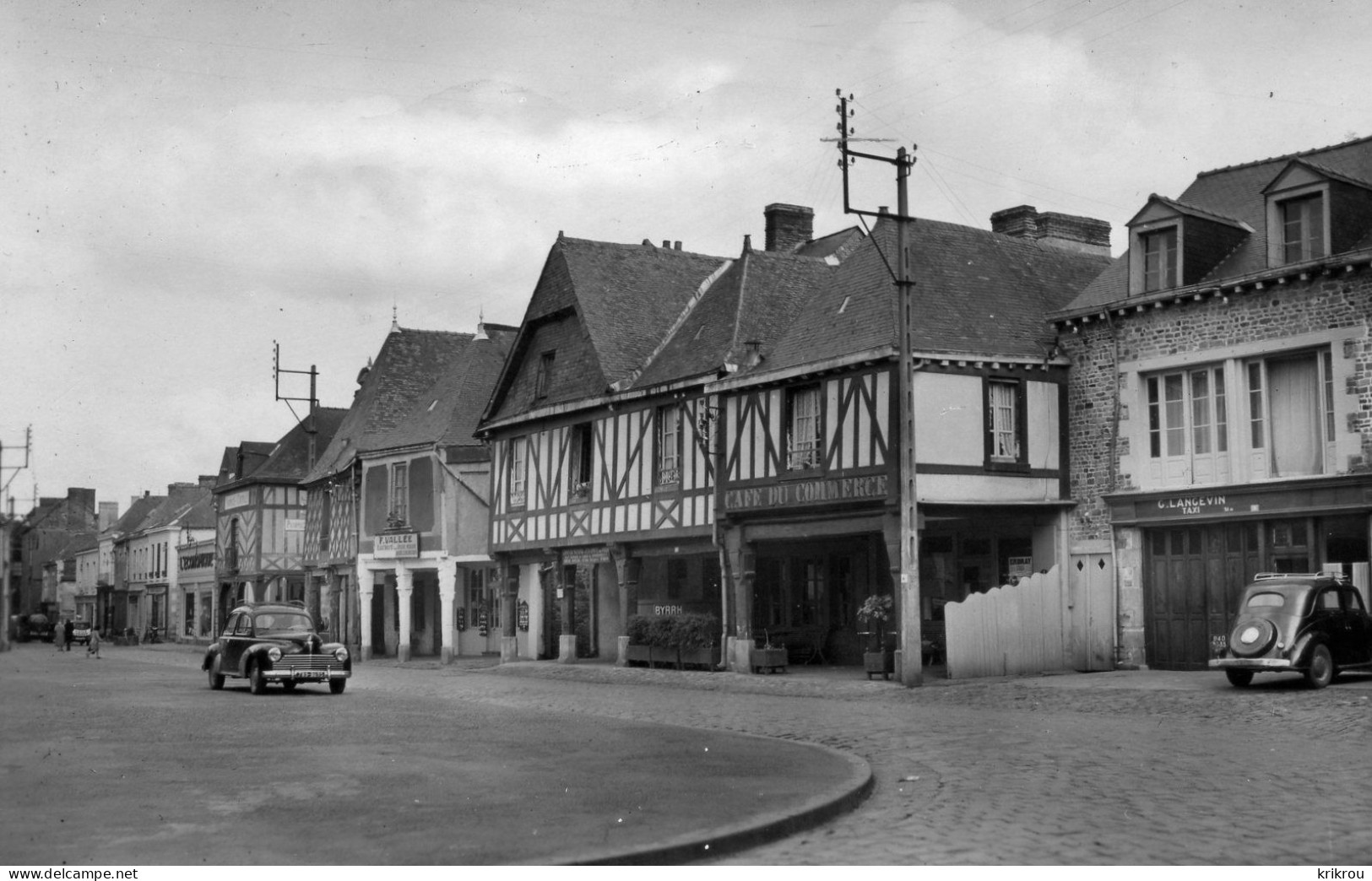 CPSM  LA GUERCHE-de-BRETAGNE  -  Les Vieux Porches. - La Guerche-de-Bretagne