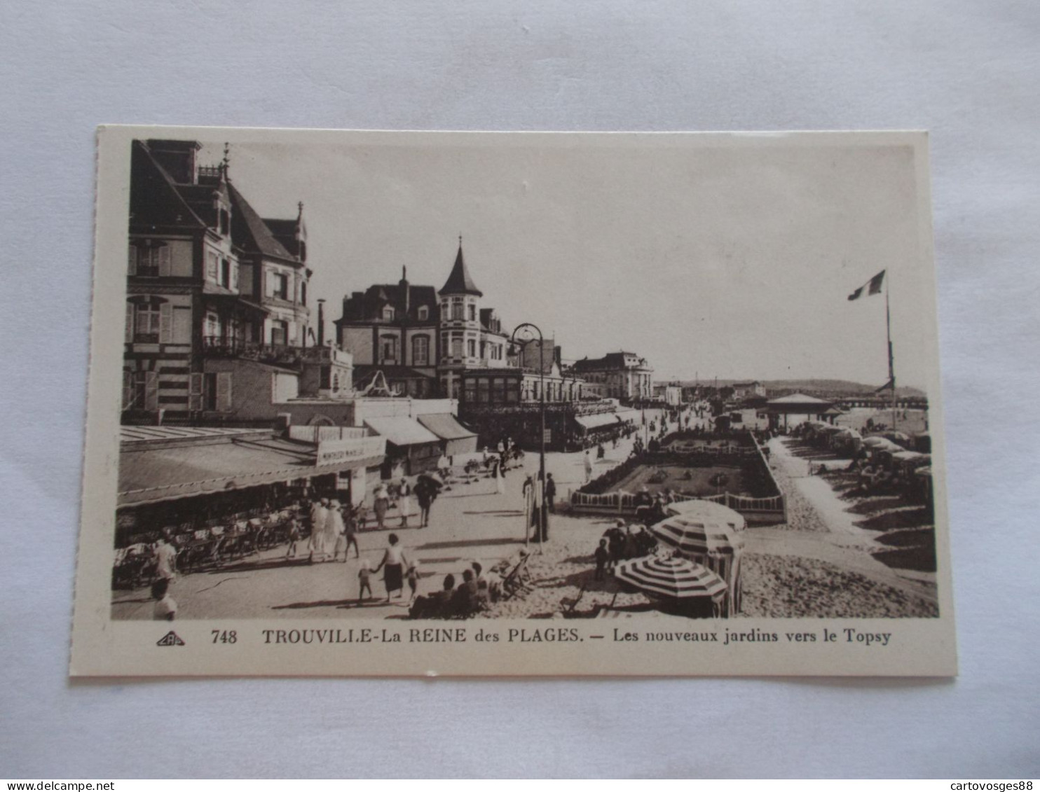 TROUVILLE LA REINE DES PLAGES  ( 14 Calvados )  LES NOUVEAUX JARDINS VERS LE TOPAY TRES ANIMEES COMMERCES - Trouville