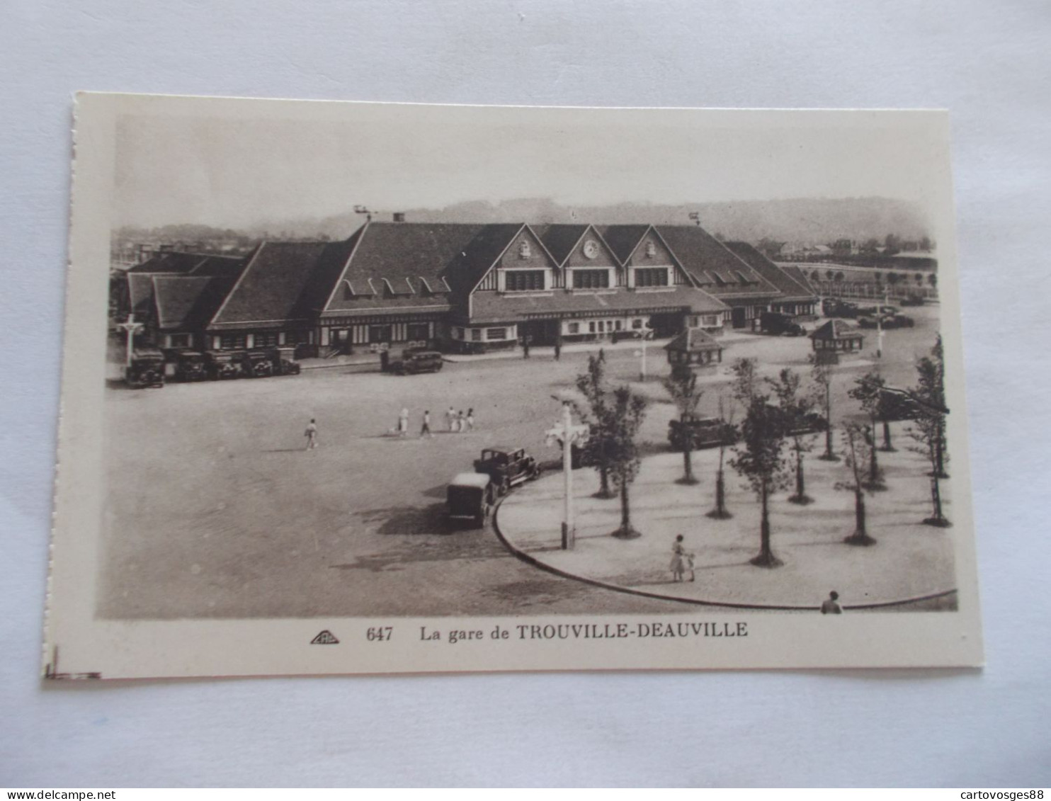LA GARE DE DEAUVILLE TROUVILLE  ( 14 Calvados )  ANIMEES  VIEILLES AUTOS - Trouville