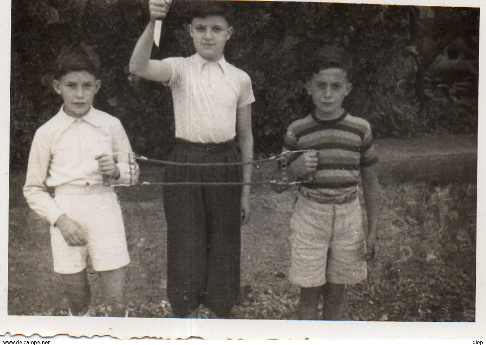 Photographie Photo Vintage Snapshot Enfant Couteau Jeu  - Anonymous Persons