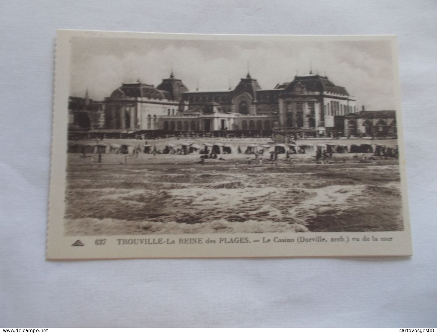 TROUVILLE LA REINE DES PLAGES   ( 14 Calvados )  LE CASINO VU DE LA MER  PLAGE ANIMEES - Trouville