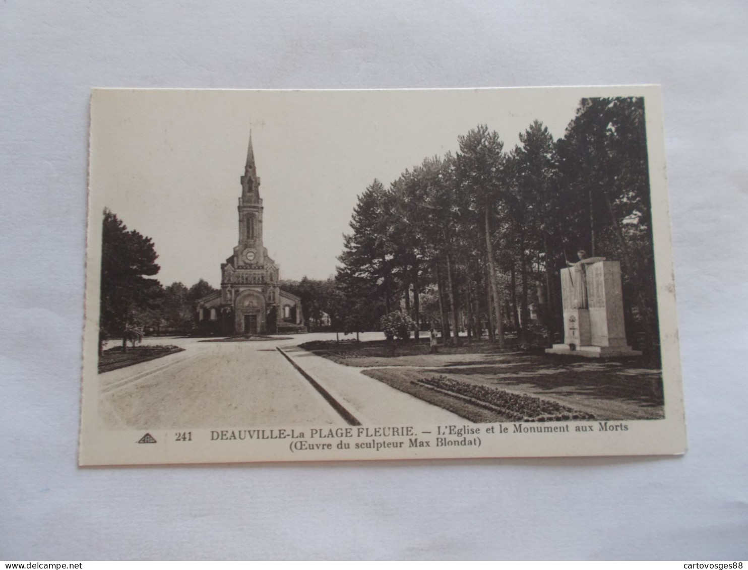 DEAUVILLE LA PLAGE FLEURIE   ( 14 Calvados )  L EGLISE ET LE MONUMENT AUX MORTS - Deauville