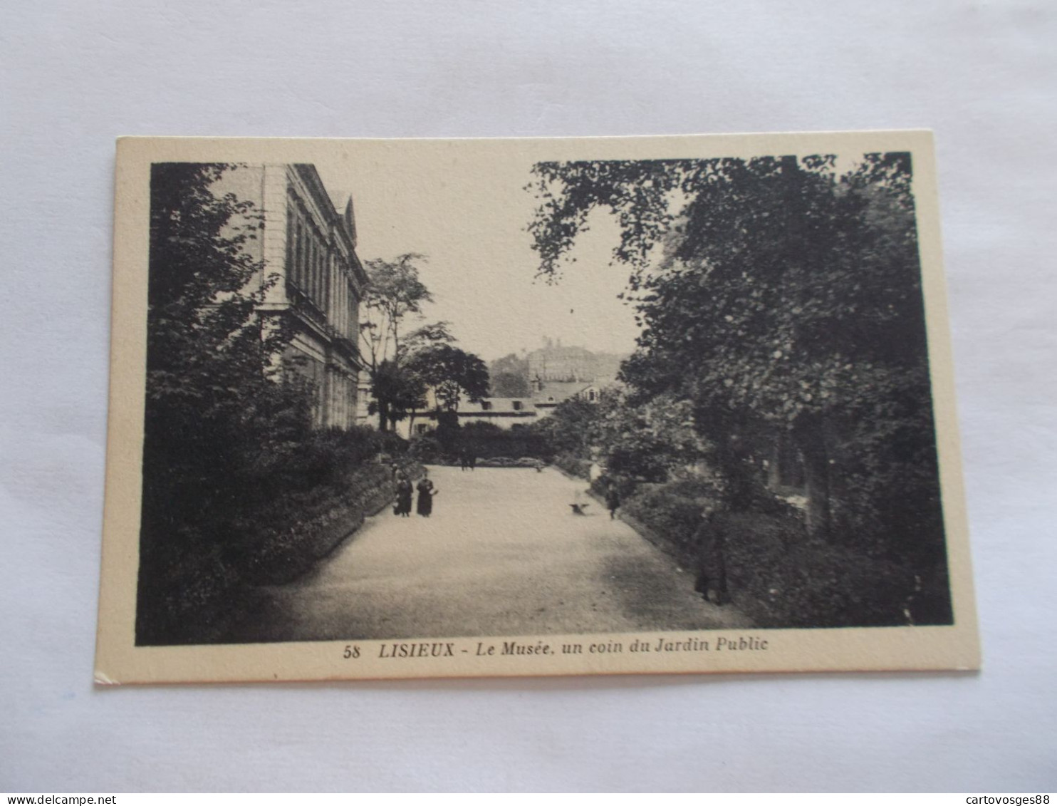 LISIEUX   ( 14 Calvados )  LE MUSEE UN COIN DU JARDIN PUBLIC  ANIMEES - Lisieux