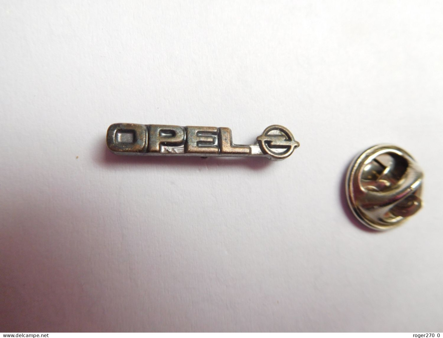 Beau Pin's En Relief , Auto Opel , Logo Noir - Opel