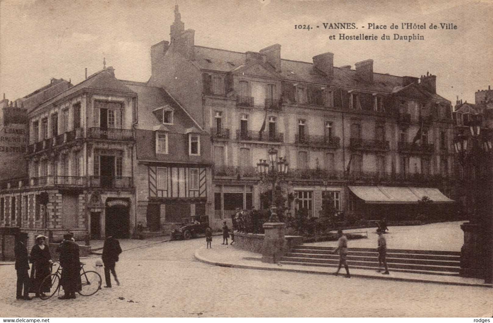 56 , Cpa  VANNES , 1024 , Place De L'Hotel De Ville Et Hostellerie Du Dauphin (14967.V24) - Vannes