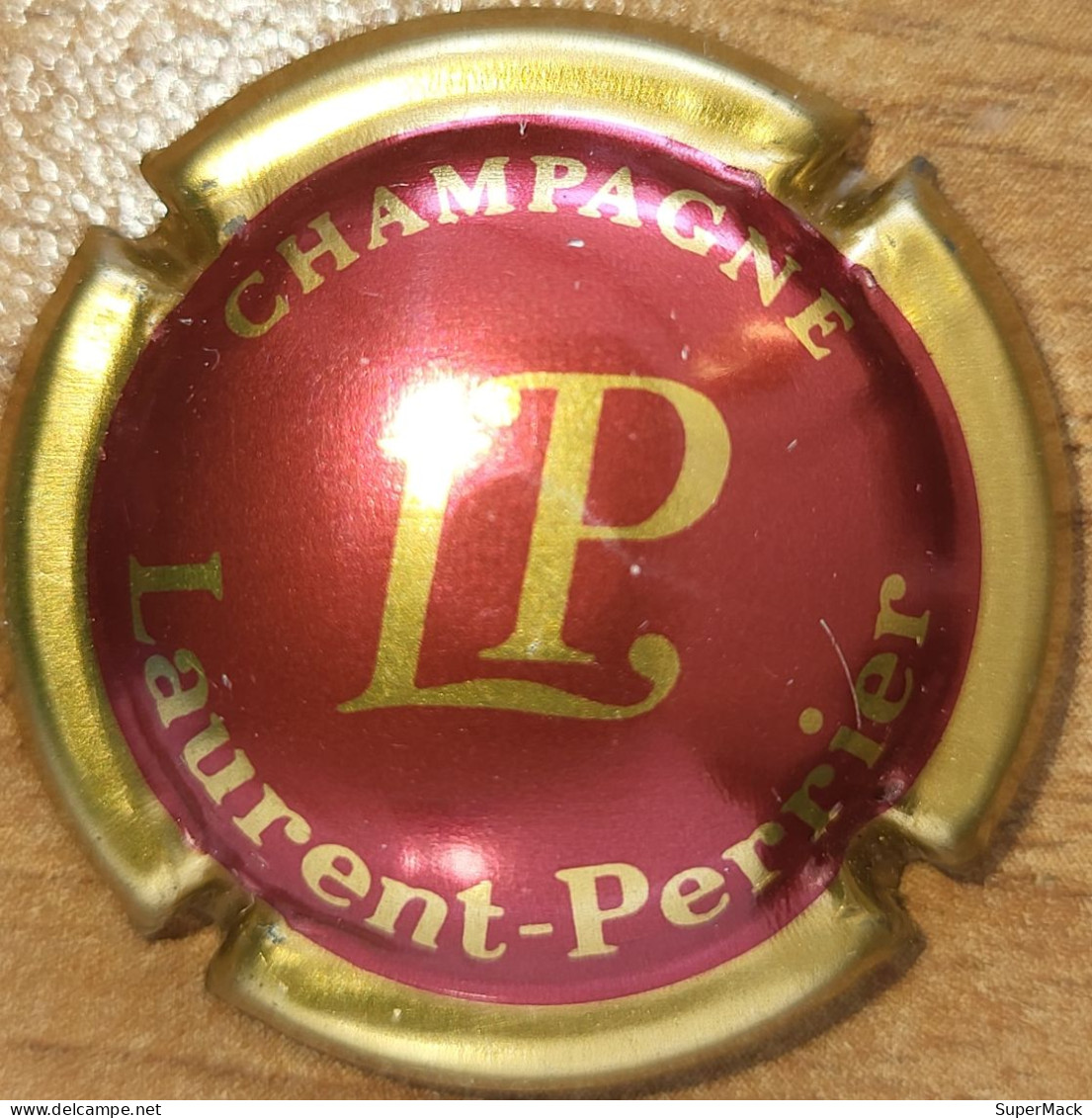Capsule Champagne LAURENT-PERRIER Série Initiales épaisses, Nom Circulaire, Bordeau Clair & Or N°39 - Laurent-Perrier